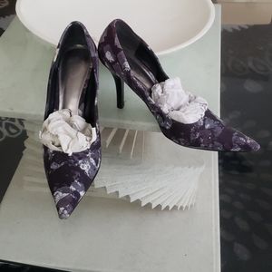 Nine West print fabric pumps